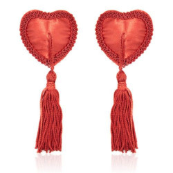 Κόκκινες καρδιές διακοσμούν το στήθος